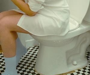 Aż 7 na 10 Polaków popełnia ten błąd korzystając z toalety. Opłakane skutki