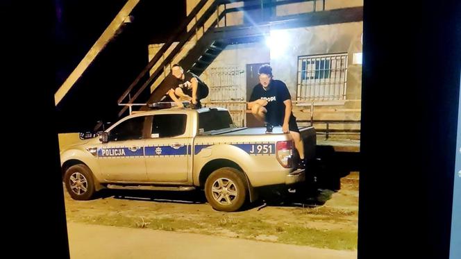 Geniusze zbrodni! Zniszczyli radiowozy i wrzucili zdjęcia do internetu! [ZDJĘCIA]