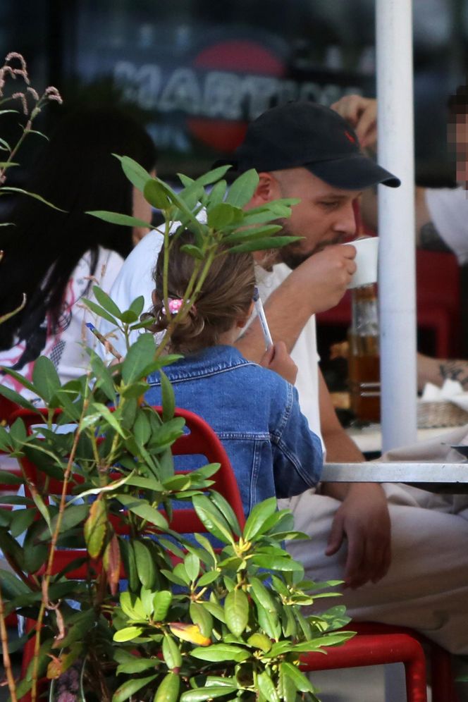 Maciej Pela z córeczkami nad Wisłą