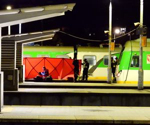 Młody mężczyzna wpadł między peron a pociąg w Warszawie. Został zmiażdżony