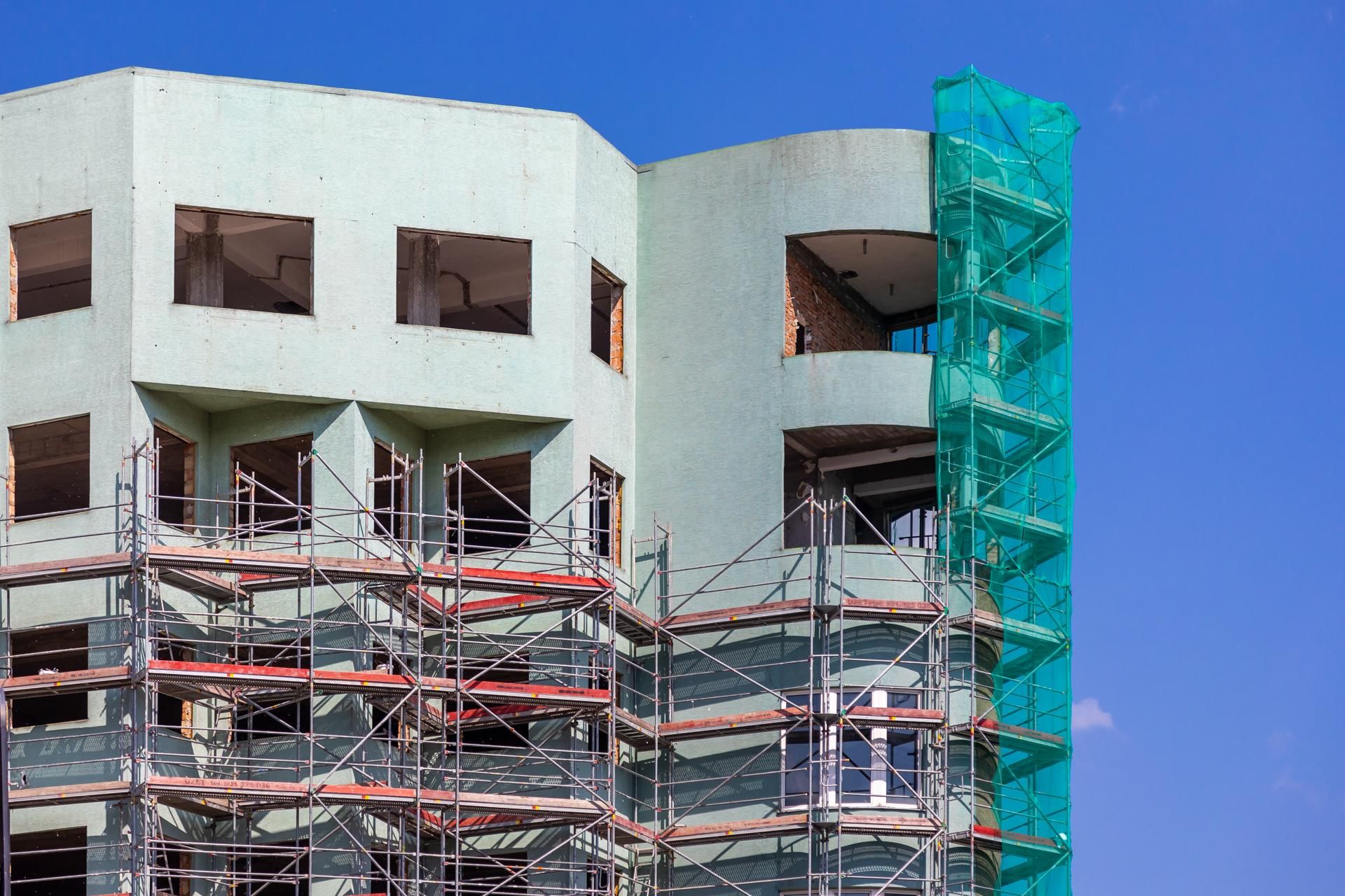 Rozbiórka zielonego biurowca z lat 90. na Ursynowie