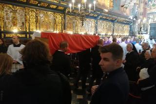 Ostatnie pożegnanie Wandy Półtawskiej. Kard. Dziwisz: Księga jej życia została zamknięta