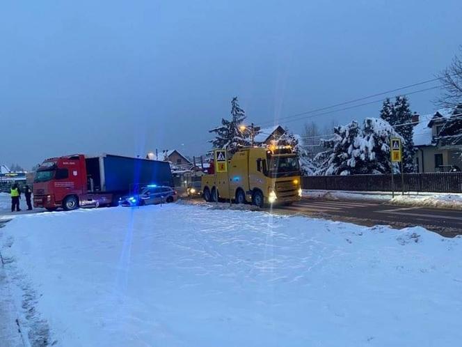 Ciężarówka wylądowała w rowie. Trudny poranek na krakowskich drogach