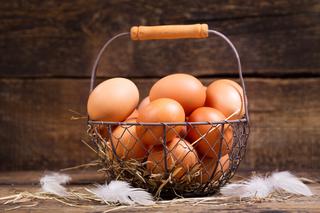 Jak sprawdzić, czy jajka są świeże? Jak ocenić świeżość jajek - WIDEO