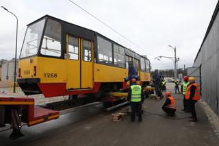 Załadunek tramwajów, które zostaną przekazane do Ukrainy