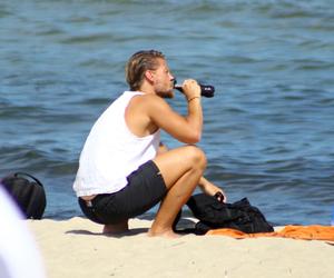  Sebastian Fabijański na plaży