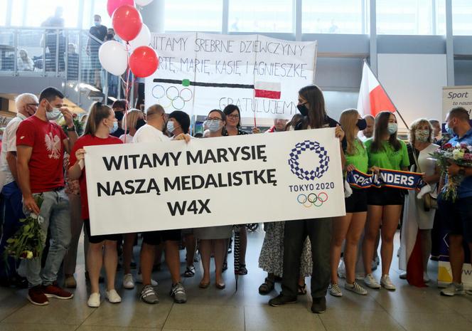 Powitanie wioślarek na Okęciu