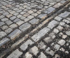 Odkopali tory na placu. Historyczne odkrycie podczas remontu Placu Trzech Krzyży