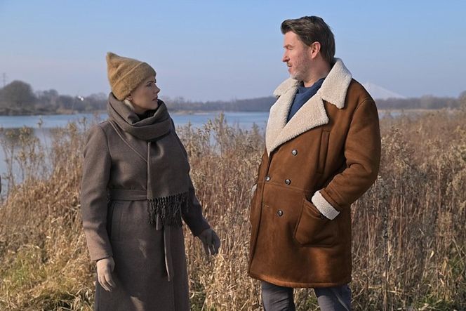 Pierwsza miłość, odcinek 4008: Łucja Reterska (Anna Samusionek), detektyw (Leszek Żukowski)