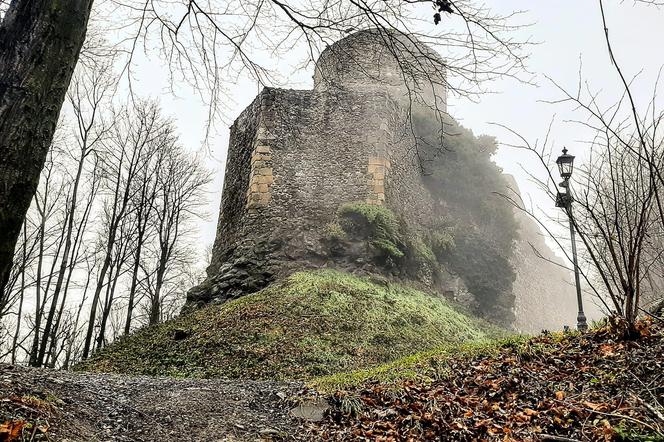 To najstarszy zamek w Polsce. Ma ponad 850 lat i jest na Dolnym Śląsku