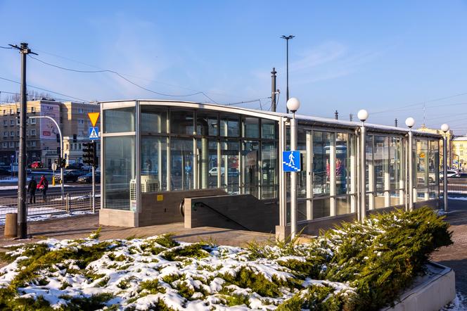 Metro w Warszawie – wejście na stację Ratusz-Arsenał na M1