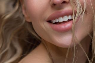 Łatwa sztuczka na powiększenie ust bez chirurga robi furorę wśród kobiet. Efekt? 2. dzień, a już widzę rezultaty