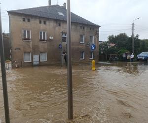 Zagrożenie powodziowe. Głuchołazy. Woda przelała się przez wały. Zalewa miasto