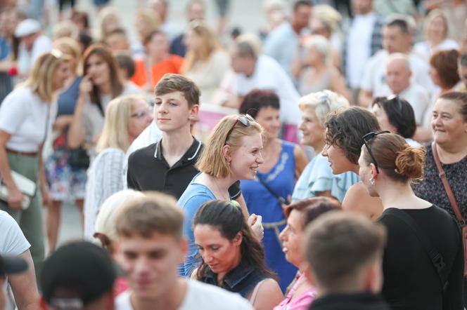 Potańcówka przed teatrem w Katowicach