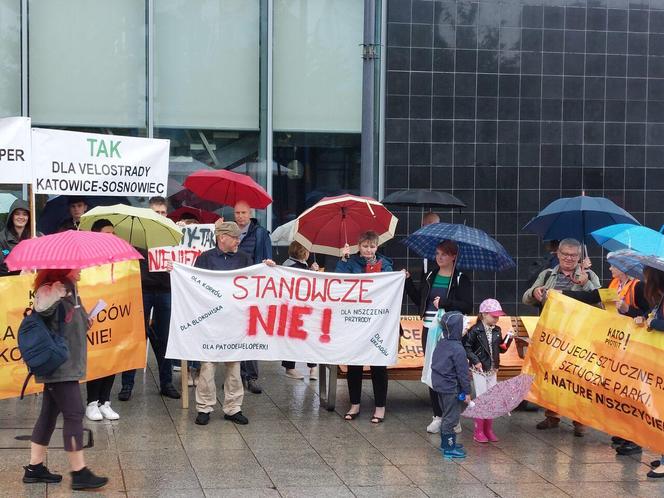 Żółta kartka od mieszkańców i wierszyk dla Marcina Krupy, prezydenta Katowic. "Na Młyńskiej 4 dwór przepastny zbudowałeś"