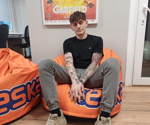 TikToker z Ostrzeszowa znów pomaga! „Pinki” rusza z drugą zbiórką karmy dla schroniska