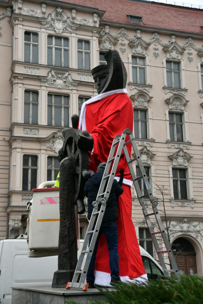 Pomnik marynarza w stroju Mikołaja