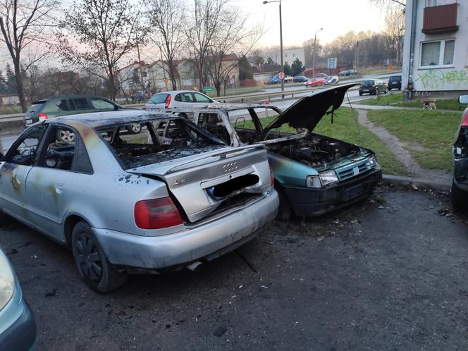 Radom: Pożar aut na parkingu przy 11 listopada.