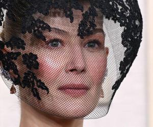 Rosamund Pike na Złotych Globach