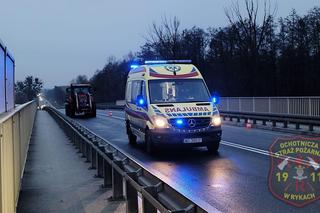 Zderzenie ciężarówki z karetką w pow. ryckim. Załoga pogotowia trafiła do szpitala