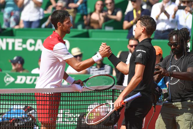 Novak Djoković  (z lewej) grał z Dominikiem Thiemem (z prawej) już 10 razy, 7 meczów wygrał, 3 przegrał, w tym dwa z 3 ostatnich.