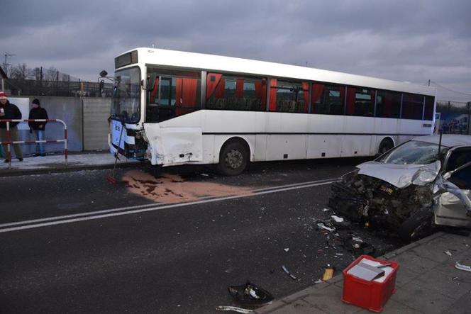 Wola Rzędzińska: Zderzenie osobówki z autobusem. Jedna osoba w szpitalu!