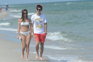 Antek Królikowski i Julia Wieniawa wypoczywają na plaży w Juracie