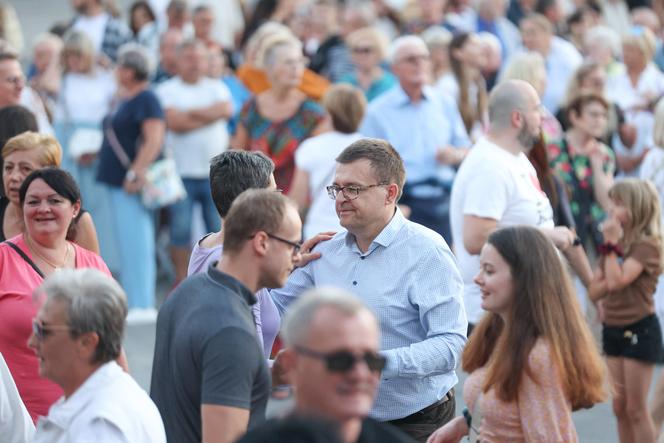 Potańcówka przed teatrem w Katowicach