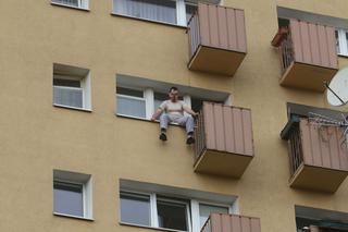 Młody mężczyzna rzucił się z balkonu na 9. piętrze na Bielanach
