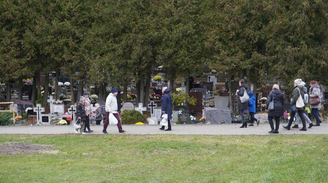 Tłumy na cmentarzu przy ul. Poprzecznej. Olsztynianie odwiedzają groby bliskich [ZDJĘCIA]