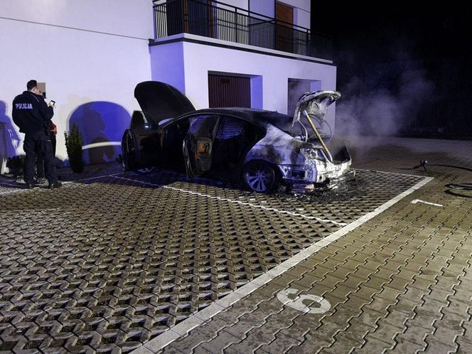 Duże straty po pożarze auta w Święciechowie. Prawdopodobnie ktoś je podpalił