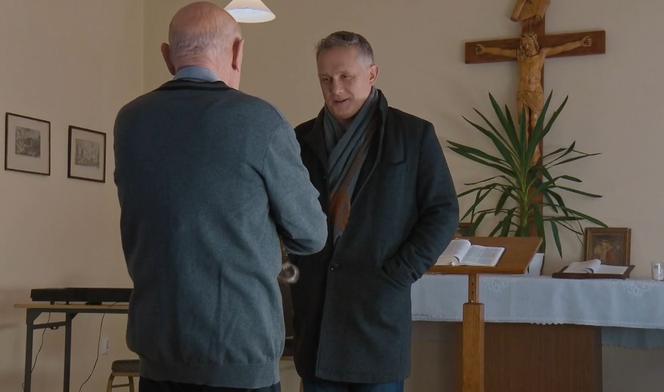 M jak miłość, odcinek 1662: Artur usłyszy od księdza prawdę o Nieśpielaku. Dowie się jak profesor sobie z nich kpi - WIDEO, ZDJĘCIA