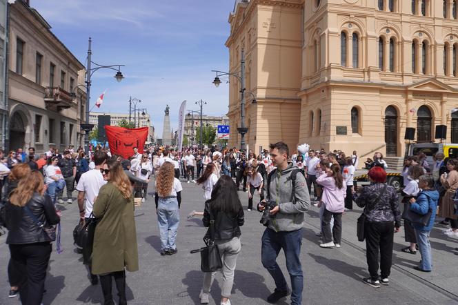 Pochód Juwenaliowy Łódzkich Uczelni. Studenci przejęli Łódź! [ZDJĘCIA]