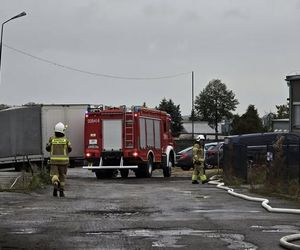 Gigantyczny pożar hali pod Lublińcem. Kłeby dymu widać z sąsiednich miast. Strażacy walczą z żywiołem