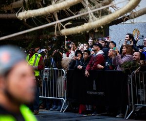 W Nowym Jorku stanęła choinka. Tłumy towarzyszyły jej transportowi