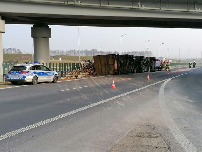 Wypadek na obwodnicy Szczuczyna. Ciężarówka zablokowała pas ruchu [ZDJĘCIA]