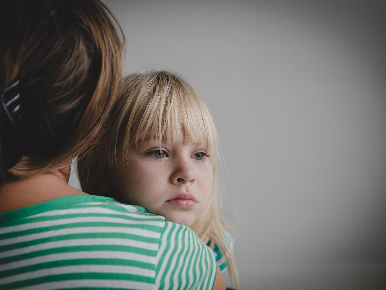 Psycholog wyjaśnia, kiedy warto rozmawiać z dzieckiem o śmierci