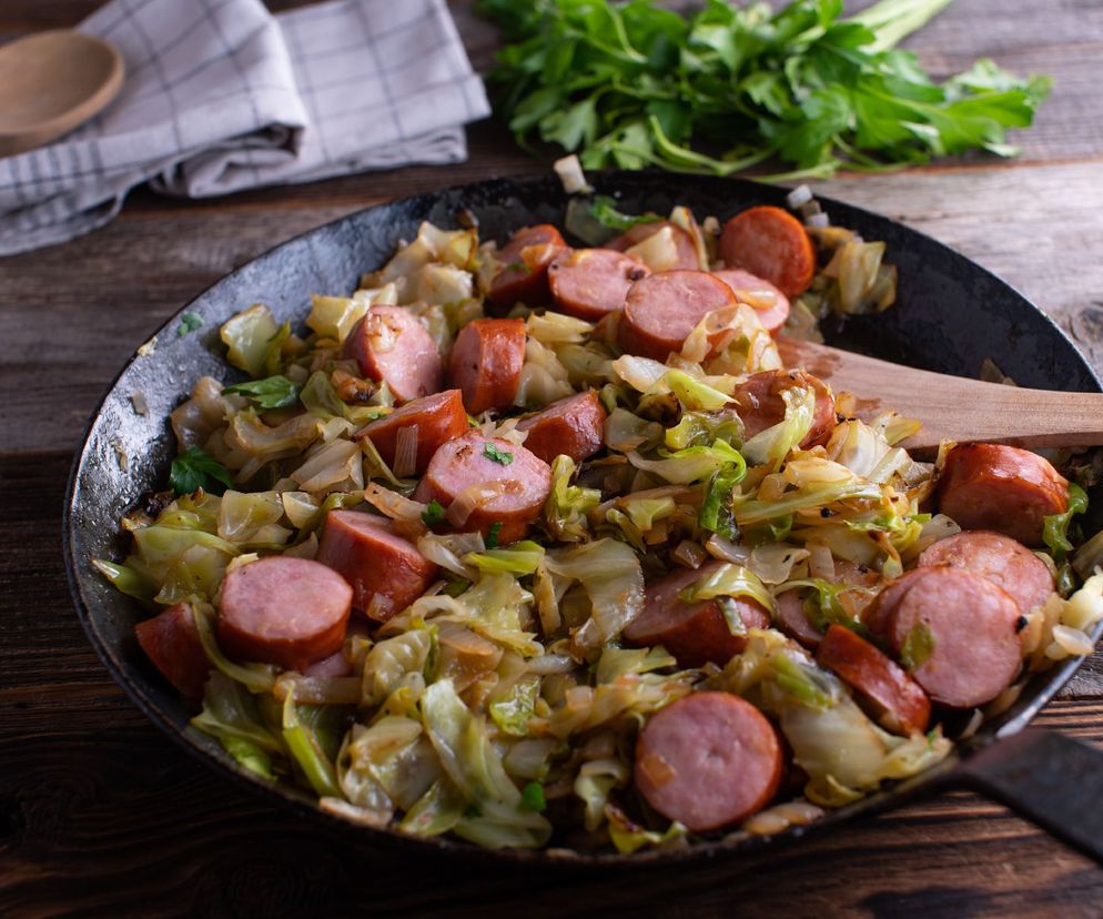 Kapusta smażona z kiełbasą - obiad low carb prosto z patelni