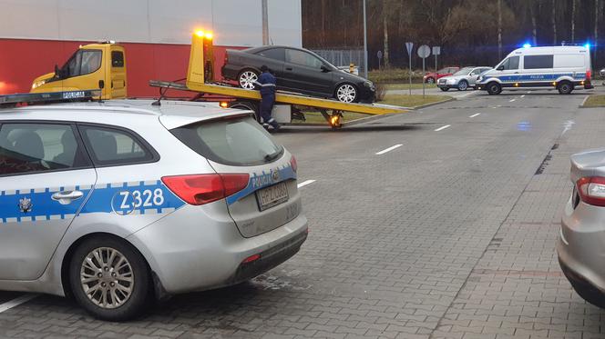 Dwie młode osoby znalezione martwe w sobotę na parkingu przy centrum handlowym w Markach