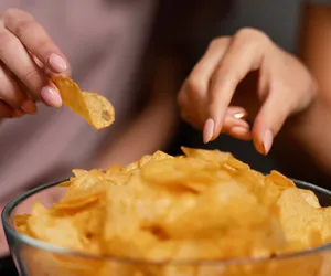 Domowe chipsy cebulowe. Są zdrowe i nie trzeba smażyć!