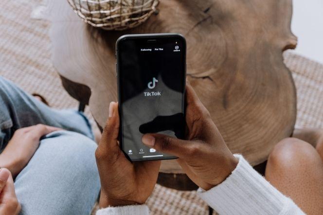 TikTok piosenki 2020. Posłuchaj największych hitów tej platformy
