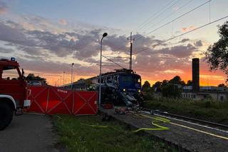 Pociąg uderzył w auto z sześcioosobową rodziną. Aura śmierci nad przejazdem w Borkowicach