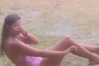 Agnieszka Kaczorowska tapla się w kałuży i rozprawia o życiu. Inspiracja?