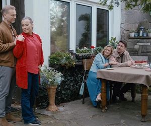 M jak miłość odc. 1881. Dima (Michaił Pszeniczny), Julia (Marta Chodorowska), Magda (Anna Mucha), Andrzej Budzyński (Krystian Wieczorek)