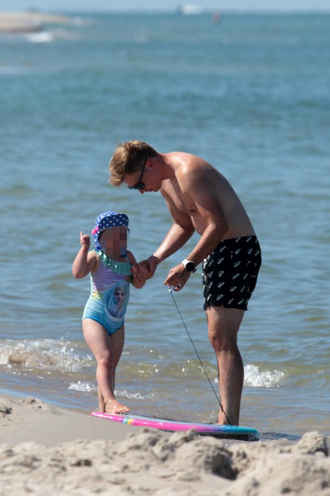 Ale mu Wesoło! Kuba Wesołowski z rodziną na plaży