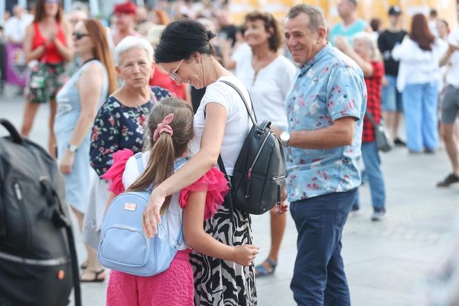 Potańcówka przed teatrem w Katowicach