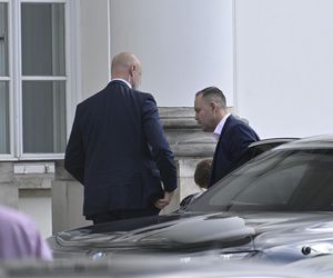 Karol Nawrocki który odbiera Kasię ze szkoły.