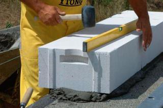Zaprawy murarskie: murowanie ściany z betonu komórkowego