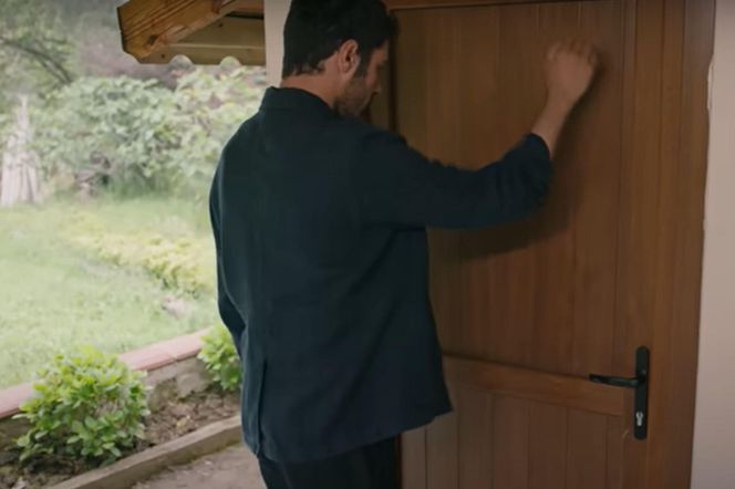 Halil dostaje adres Sukriye, która przed laty pracowała dla Aslanli 