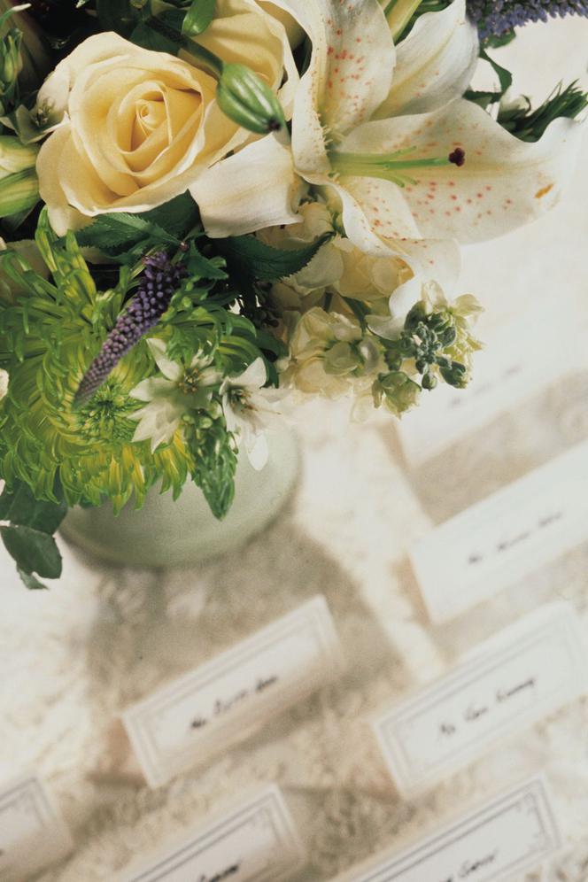 dekoracje ślubne - kwiaty na stole